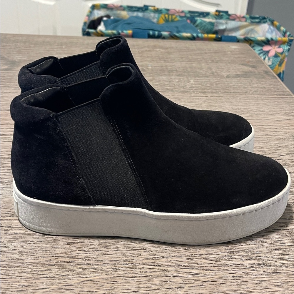 Vince "Newlyn" black nubuck suede Chelsea sneaker w 2 1/2" platform Size 6.5